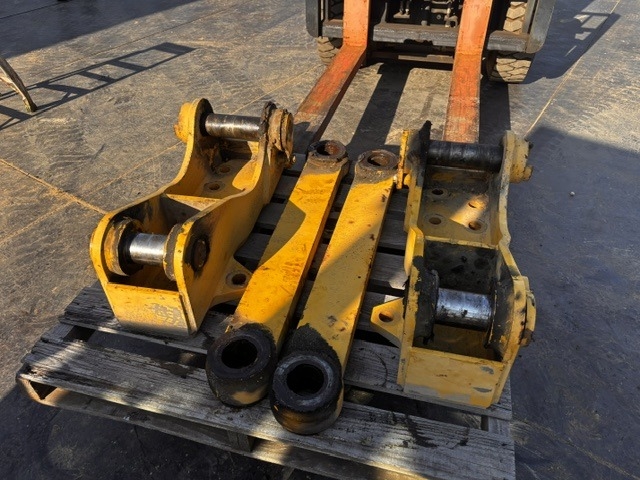KOMATSU MULTI_SHANK_RIPPER_D85EX-15E0 ★ Parts & Attachment ★ 4DD01-J-12290