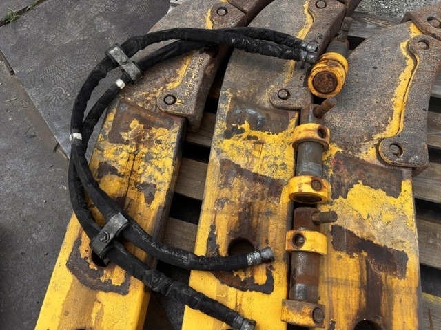 KOMATSU MULTI_SHANK_RIPPER_D85EX-15E0 ★ Parts & Attachment ★ 4DD01-J-12290