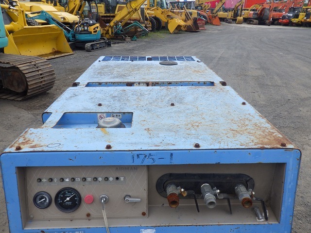 AIRMAN PDS175S ★ Generator & Compressor ★ Extra fee for Loading JPY20,000 搬出時費用 20,000円Inland Trucking Charge to Tomakomai port JPY20,000 苫小牧港までの国内回送費 20,000円