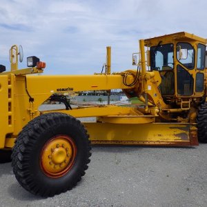 KOMATSU GD705A-4AE ★ Road Equipment ★ CAB, Blade(4,010mm), 81,075km - Image 1